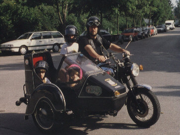 Papa mit 3 der Tchter beim Mopedfahren