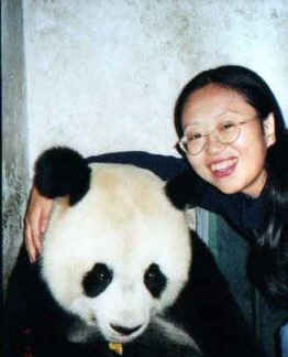 Li Ya mit einem Panda
